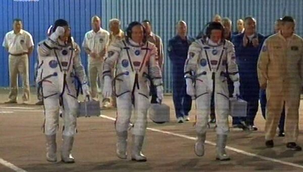 Экипаж новой экспедиции МКС аплодисментами проводили к Союзу ТМА-10М