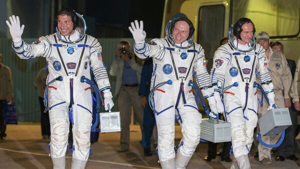 Члены основного экипажа пилотируемого космического корабля Союз ТМА-10М астронавт NASA Майкл Хопкинс, космонавты Роскосмоса Олег Котов и Сергей Рязанский (слева направо). Архивное фото