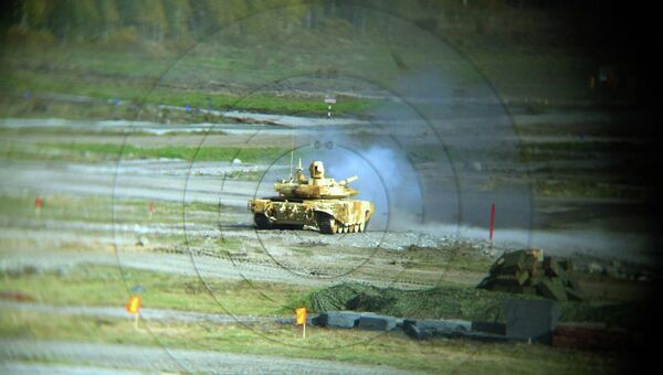 Танк Т-90С, экспортный вариант танка Т-90, во время демонстрационного показа военной техники в рамках IX Международной выставки вооружения, военной техники и боеприпасов в Нижнем Тагиле.