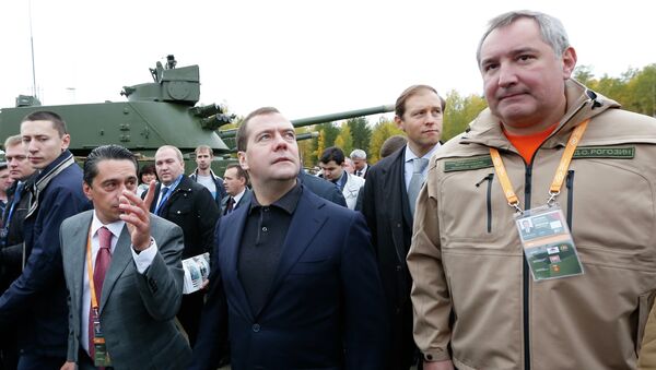 Дмитрий Медведев (в центре) во время посещения выставки RAE-2013