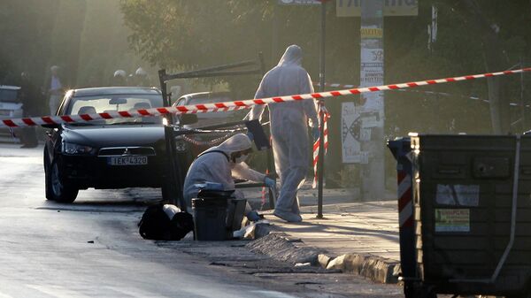 Сотрудники полиции работают на месте взрыва в Афинах. Фото с места события