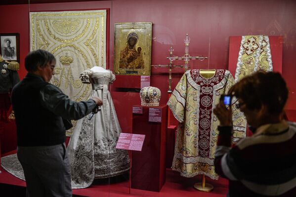 Экспонаты выставки Коронация в Кремле