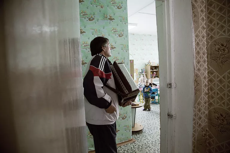 Музыкальный руководитель детского сада поселка Авангард Александр Губин Музыкальный руководитель детского сада поселка Авангард Александр Губин