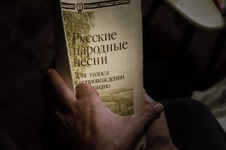 Гармонист Александр Григорьевич Губин держит сборник сказок Гармонист Александр Григорьевич Губин держит сборник сказок