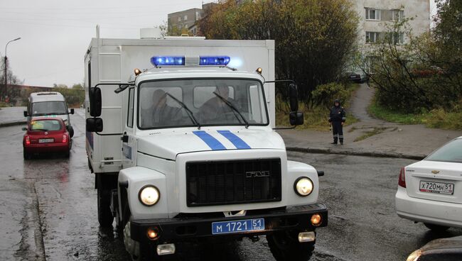 Машина с задержанными перед зданием Ленинского суда города Мурманска, архивное фото