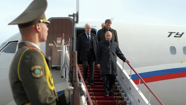 Президент России Владимир Путин (в центре) в аэропорту Гродно. Фото с места события