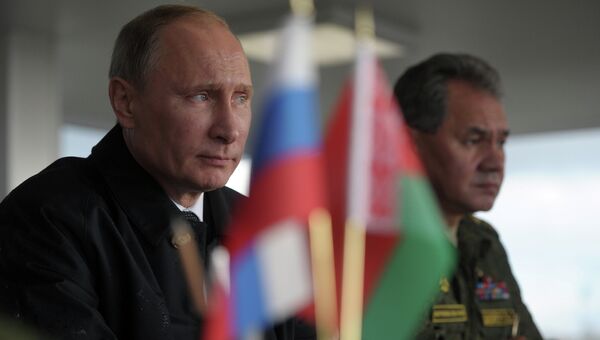 Президент России Владимир Путин наблюдает за ходом российско-белорусских учений Запад-2013, фото с места события