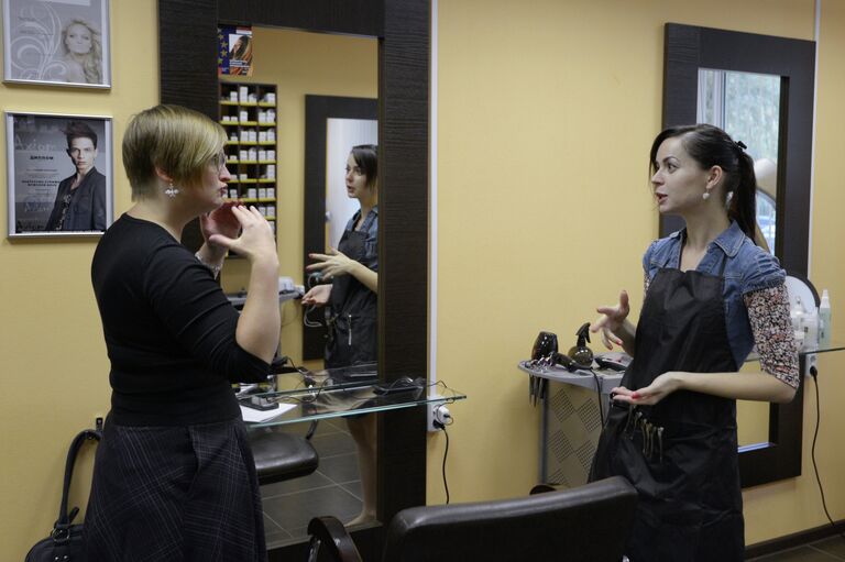 Слышащих клиентов в салоне даже больше, чем людей с инвалидностью по слуху Слышащих клиентов в салоне даже больше, чем людей с инвалидностью по слуху