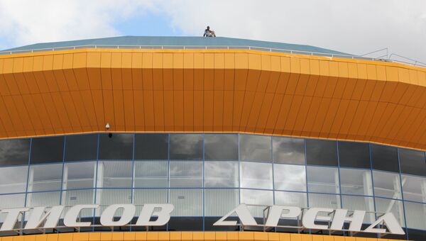 Человек на крыше КСК Фетисов-Арена во Владивостоке. Архивное фото
