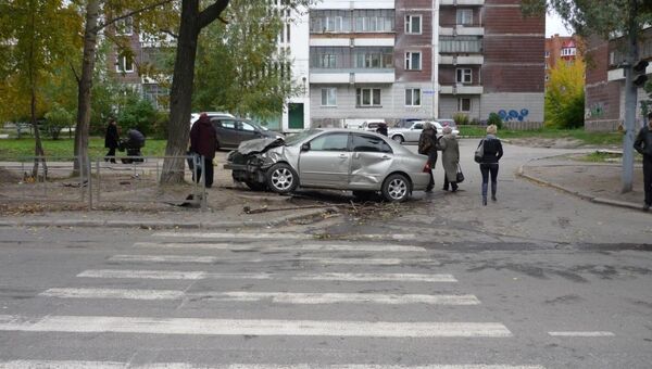 Иномарка сбила двоих пешеходов на тротуаре в Томске, архивное фото