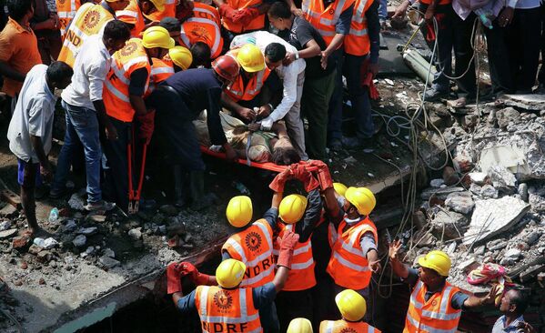 Спасатели работают на месте рухнувшего здания в Мумбаи