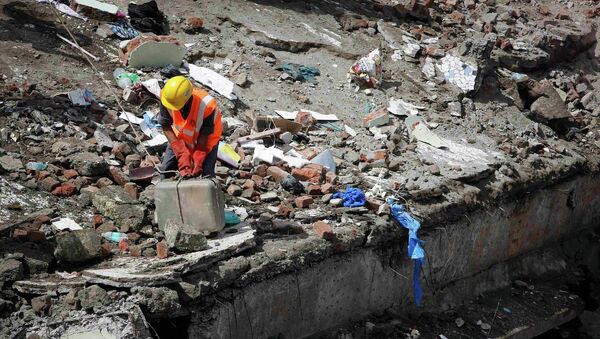 Спасатели работают на месте рухнувшего здания в Мумбаи. Фото с места события