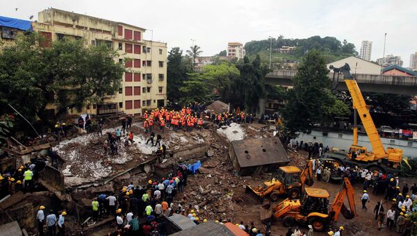 Спасатели работают на месте рухнувшего здания в Мумбаи