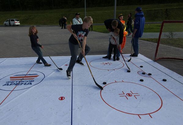 Дети играют в хоккей на площадке перед КСК Фетисов-Арена во Владивостоке
