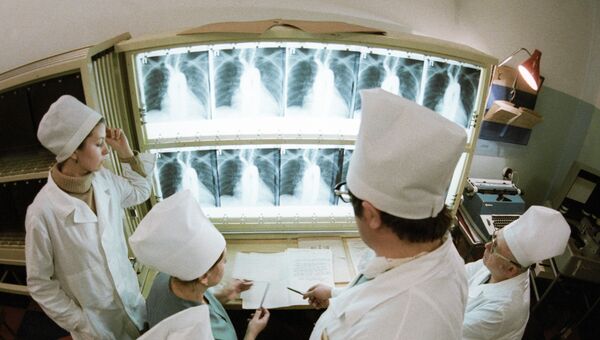 Врачи проводят анализ рентгенограмм, архивное фото.
