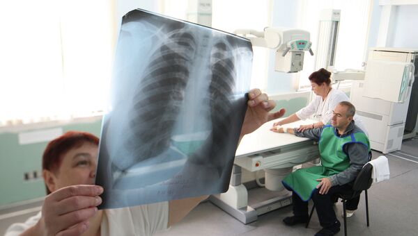Врач-рентгенолог проводит диагностику, архивное фото.