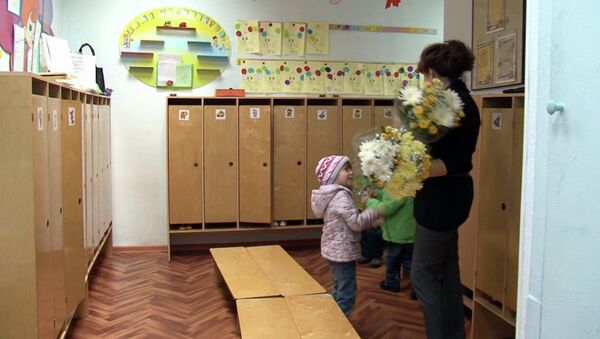Воспитанники детсада вручили цветы педагогам в День воспитателя