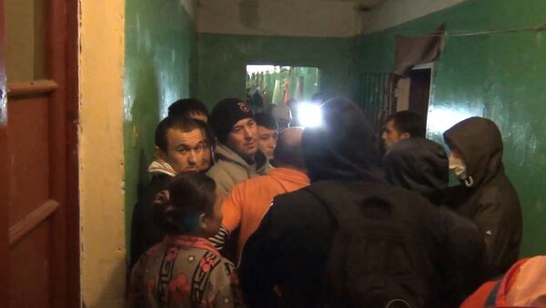 Люди в масках ломали двери и выгоняли мигрантов из общежития в Капотне