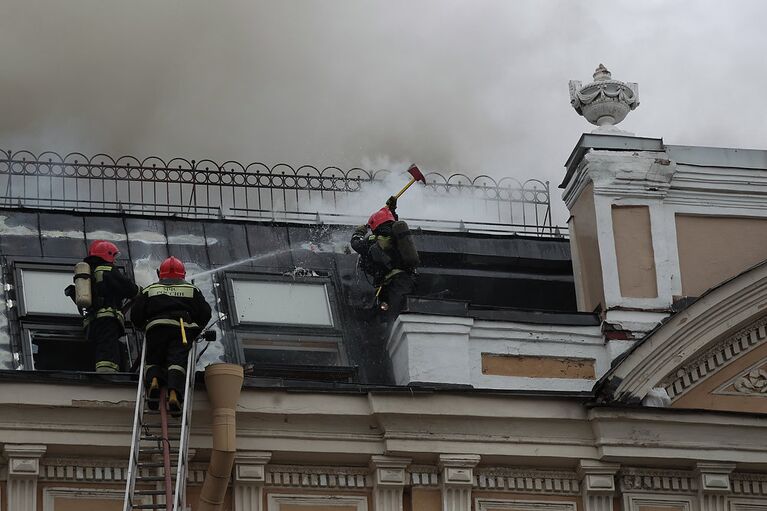 Пожар на Караванной улице в центре Петербурга. Фото с места события