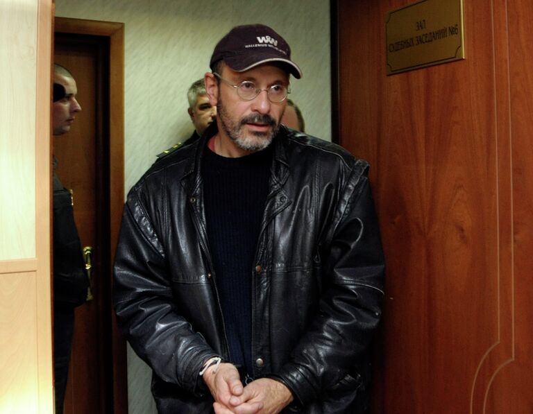 Активист Greenpeace Дмитрий Литвинов, обвиняемый в терроризме и ведении незаконной научно-исследовательской деятельности, во время судебного заседания в Ленинском суде города Мурманска. Активист Greenpeace Дмитрий Литвинов, обвиняемый в терроризме и ведении незаконной научно-исследовательской деятельности, во время судебного заседания в Ленинском суде города Мурманска.