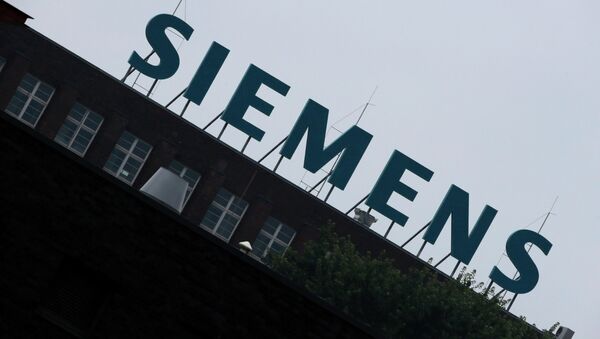 Логотип компании Siemens на заводе в Берлине, архивное фото