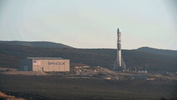 Ракета-носитель Falcon 9 перед стартом с авиабазы в Калифорнии