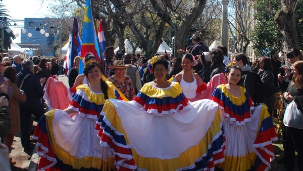 Аргентина отметила День мигранта костюмированными шествиями и праздничными концертами. Фото с места событий