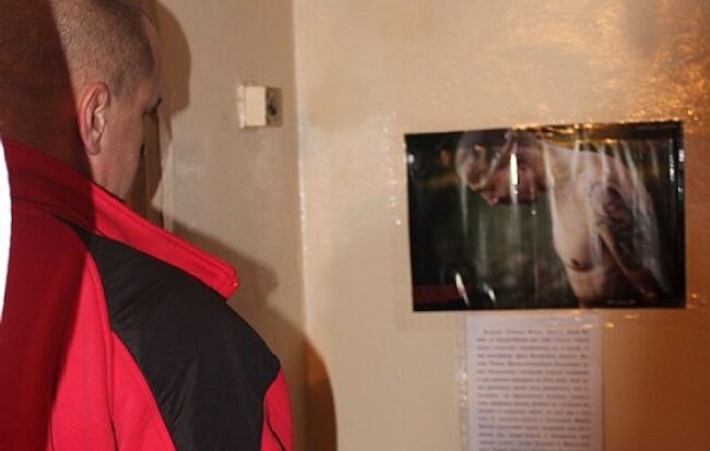 В мужских кельях центра реабилитации наркоманов и алкоголиков молитвы повсюду: распечатаны на листах и приклеены к изголовью кроватей, на стены, мебель. Событийное фото