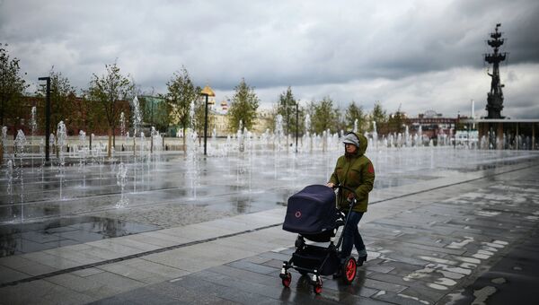 Женщина с коляской гуляет у фонтанов на пешеходной набережной Крымского вала. Архивное фото