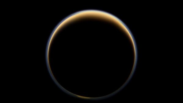 Вид на Титан с теневой стороны, снимок с зонда Кассини