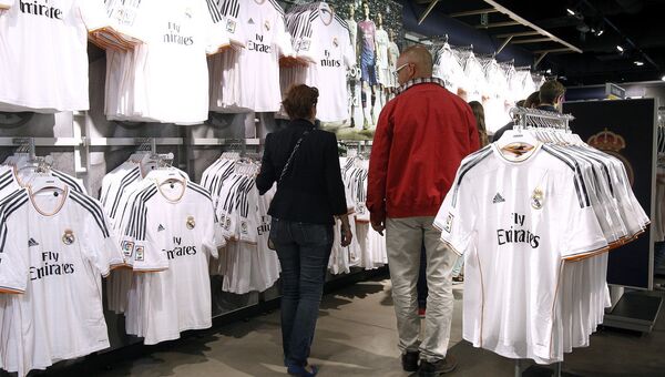 Фирменный магазин клуба Реал Мадрид к услугам поклонников футбола. Архивное фото