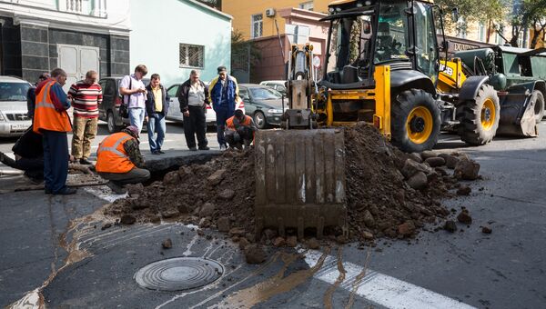 Дорога в центре Владивостока перекрыта из-за аварии на водопроводе. Фото с места события.