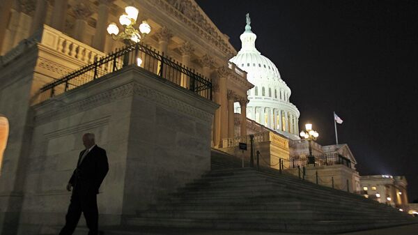 Член палаты представителей США выходит из здания Конгресса