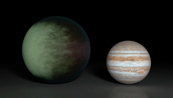 Планета Kepler-7b, на которой астрономы обнаружили облака (слева), по сравнению с Юпитером (справа)