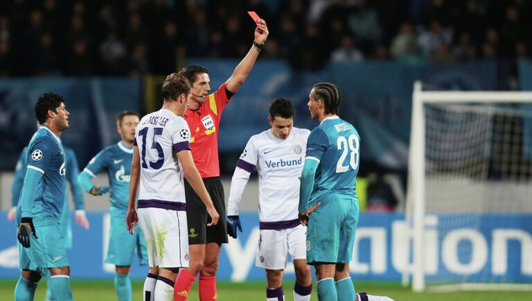 Арбитр Дениз Айтекин показывает красную карточку Акселю Витселю (крайний справа) Арбитр Дениз Айтекин показывает красную карточку Акселю Витселю (крайний справа)