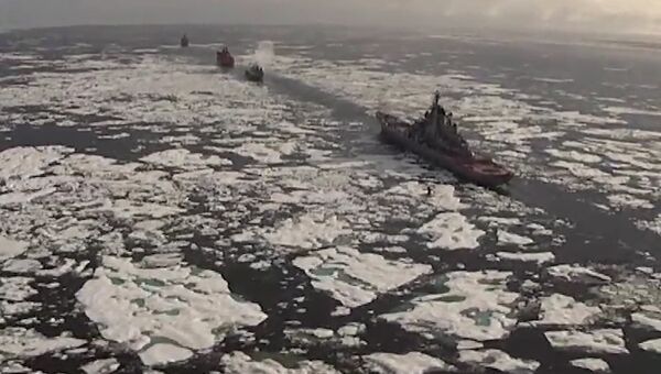 Боевые корабли прошли через льды и привезли в Арктику технику для стройки