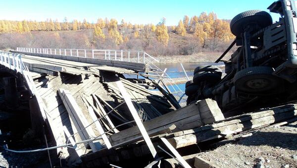 Обрушение моста в Закаменском районе Бурятии. Событийное фото.