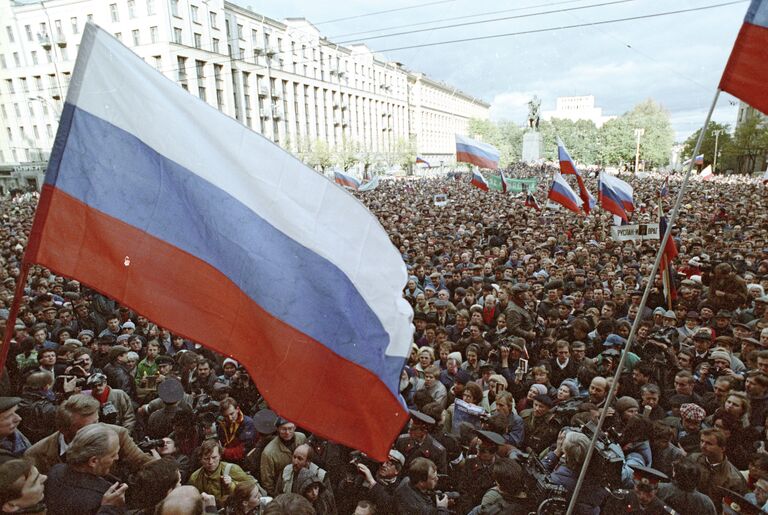 Митинг демократов у здания Моссовета