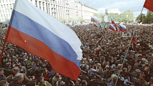 Митинг демократов у здания Моссовета. Архивное фото