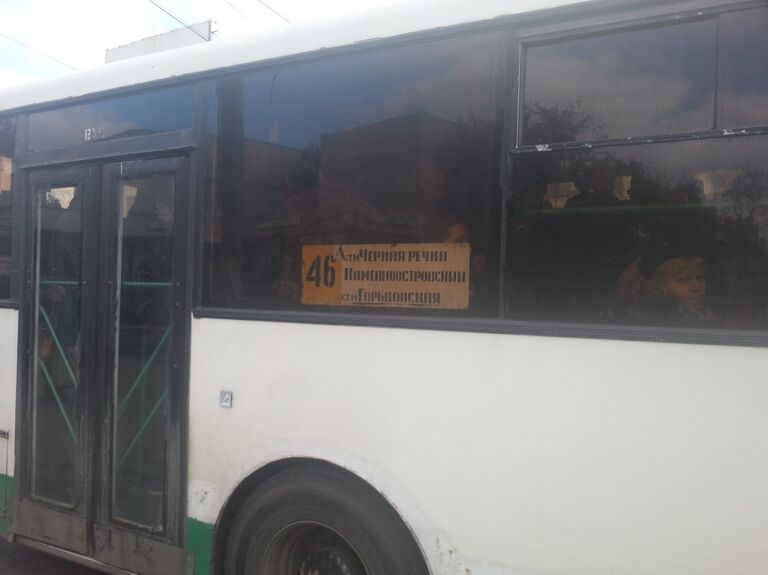 Перегруженный автобус в районе закрытых из-за задымления станций метро в Петербурге. Фото с места события Перегруженный автобус в районе закрытых из-за задымления станций метро в Петербурге. Фото с места события