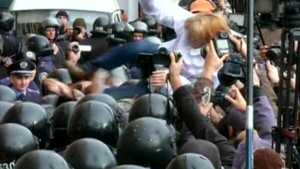 Оппозиционеры ломали заборы и лезли через охрану к мэрии Киева