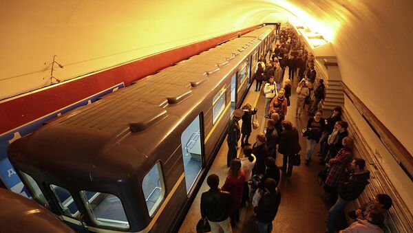 Поезда стоят из-за задымления в петербургском метро. Фото с места события