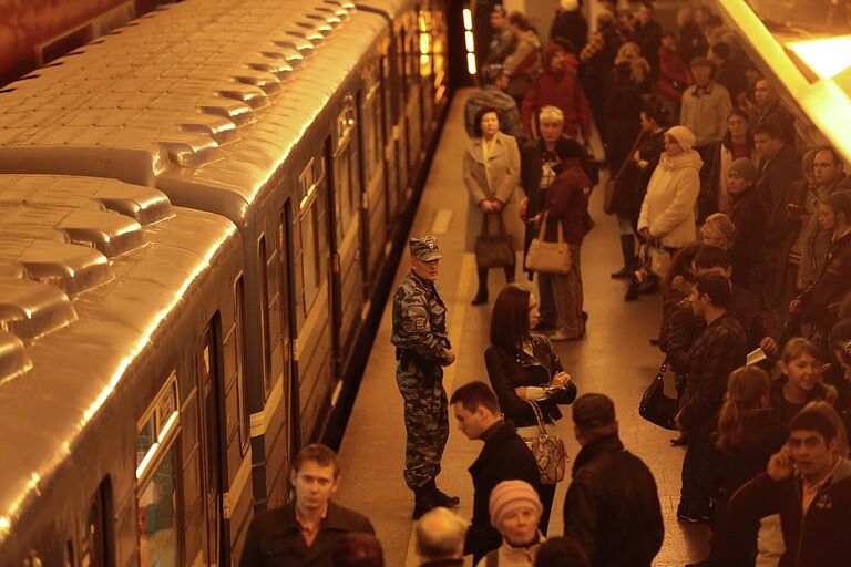 Поезда стоят из-за задымления в петербургском метро Поезда стоят из-за задымления в петербургском метро