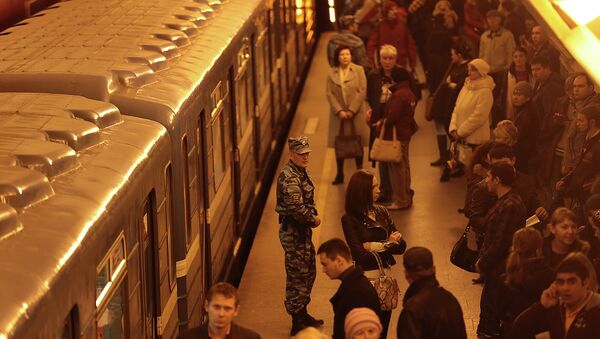 Поезда стоят из-за задымления в петербургском метро