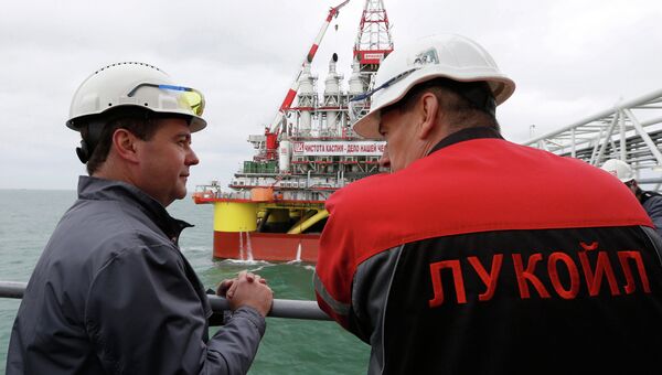 Председатель правительства РФ Дмитрий Медведев во время осмотра морской ледостойкой стационарной платформы имени Ю. Корчагина, фото с места события