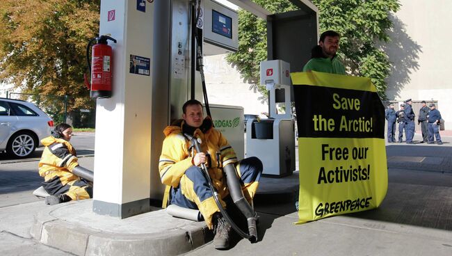 Активисты Greenpeace блокировали работу заправки Газпрома в Германии