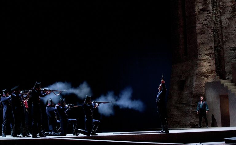 Постановка оперы Пуччини Тоска на сцене Метрополитен-опера