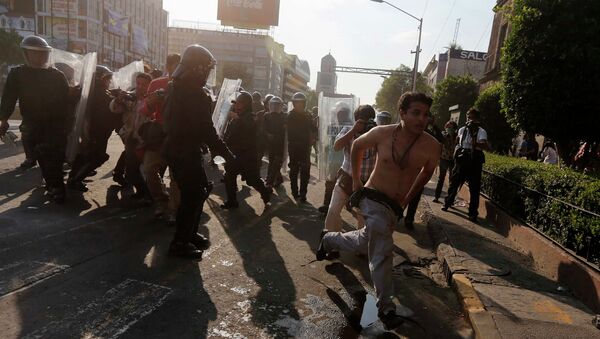 Массовые беспорядки в Мехико в 45-ю годовщину расстрела студентов. Фото с места событий