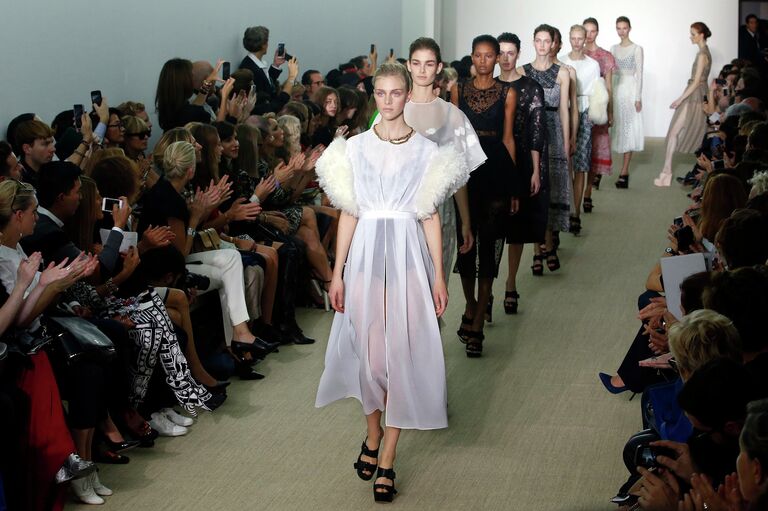 Показ весенне-летней коллекции Giambattista Valli на Неделе моды в Париже Показ весенне-летней коллекции Giambattista Valli на Неделе моды в Париже