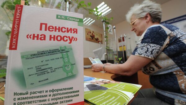 Жительница Москвы консультируется в пенсионном отделе. Архивное фото